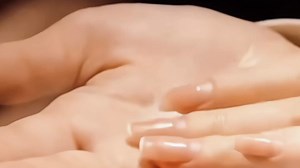 芭比波朗双重遮瑕膏（Dual Concealer）质地轻盈，贴合肌肤不卡粉，有效遮盖黑眼圈与瑕疵，适合日常通勤或约会妆容，上妆后自然服帖，持久一整天。