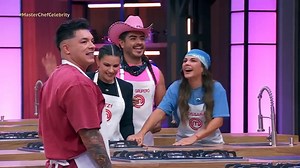 En #MasterChefCelebrity las cocinadas nunca son iguales. 🍽👌🏼 Las celebridades se divirtieron y se enfrentaron a una piñata llena de ingredientes. 🌽🥓🍤 ¡REVIVE EL PROGRAMA 12 COMPLETO! 📺👇🏼 | MasterChef México