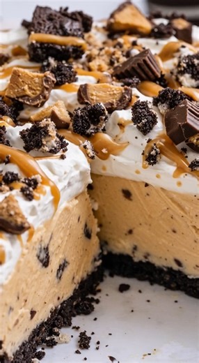 No-Bake Oreo Peanut Butter Pie 📝 Ingredients Crust 24 Oreo cookies (about 2½ cups crumbs) 5 tbsp butter, melted Peanut Butter Filling 8 oz (225 g) cream cheese, softened ¾ cup creamy peanut butter ½ cup powdered sugar 1 tsp vanilla extract 1½ cups whipped topping (Cool Whip), thawed Toppings (optional but recommended) Chocolate syrup or hot fudge Crushed Oreos Mini peanut butter cups 👩‍🍳 Instructions Make the Crust Crush Oreos (filling included). Mix with melted butter. Press firmly into a 9-