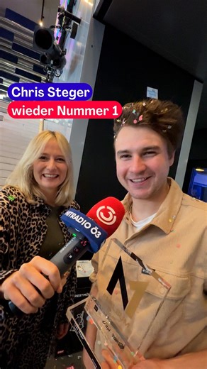 Hitradio Ö3 | Auch mit seinem dritten Album „Dahoam“ schafft es @chris__steger​ auf Platz 1 der Ö3-Austria-Top-40. Der Salzburger Dialektpop-Musiker... | Instagram