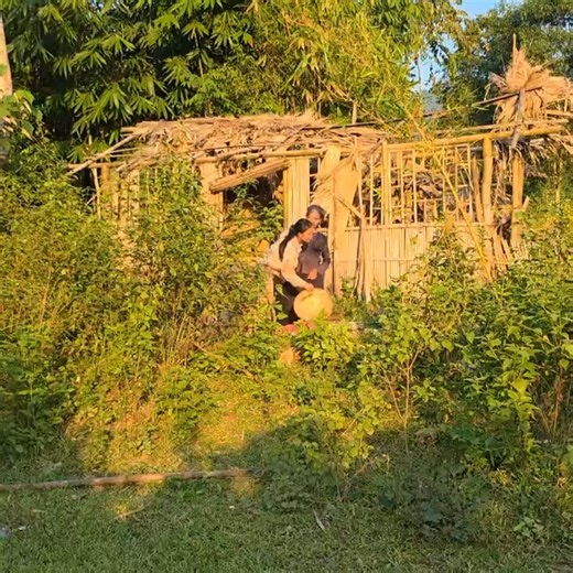 A poor old lady and a homeless girl luckily find a house that has been abandoned for many years | Primitive wilds Life