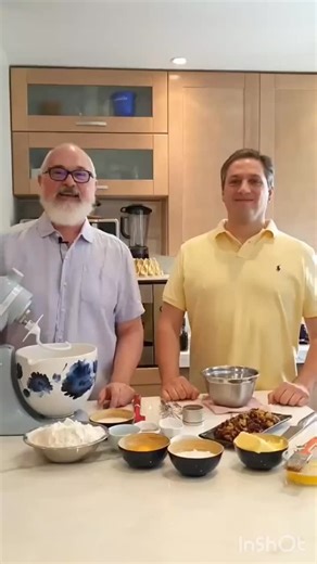 OSVALDO GROSS OSWALDTOUR on Instagram: "STOLLEN DE DRESDEN 40 g levadura fresca..si es seca poner 20 grs 180 cc leche 15 g extracto de malta 650 g harina 0000 120 g azúcar 10 g sal fina 1 cucharada especias para repostería( mix de canela cardamomo jengibre clavo de olor) ½ cucharadita de macis molido (es la capa externa de la.nuez moscada)..podes poner pizca de nuez moscada 2 huevos 250 g manteca o mantequilla 120 g cascara de naranja confitada 120 g pasas de uva rubias 120 g pasas de uva sultan