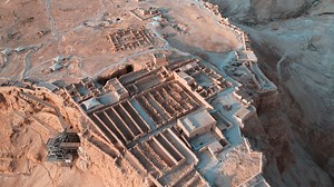 Masada, ¡Un lugar donde Israel se vuelve increíble! Un histórico lugar que esconde una heroica historia de resistencia del pueblo judío frente a los romanos. Disfruta de esta maravillosa tierra en este increíble video de Eyal Asaf - Aerial Photography | Israel en Español