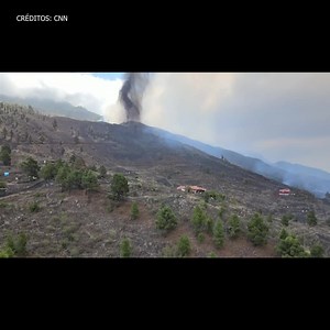 8.6K views · 53 reactions | #VIDEO La isla de La Palma ha sido declarada como zona de desastre. La lava del volcán en erupción ha llegado al océano arrojando gases nocivos al aire, dijeron las autoridades. | Elpasoya | Facebook