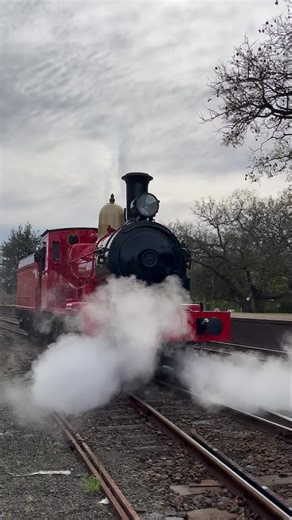 🚂 All aboard for the school holidays! Locomotive 2705 has been hard at work this morning getting ready for a busy day at the NSW Rail Museum. Doesn't it look awesome in its bright red livery? 🎉 We're running heritage train rides EVERY DAY these school holidays, with your choice of steam or railmotor rides along the historic Loop Line. Get all the details at nswrailmuseum.com.au/school-holidays 🎥 Liam Brundle | NSW Rail Museum