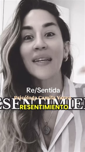 Psicóloga on Instagram: "A veces, las palabras que usamos para describir lo que sentimos quedan atrapadas en una carga de juicio o condena. Tomemos, por ejemplo, la palabra resentida. Culturalmente, la hemos asociado con ira, venganza, algo negativo. Pero, ¿qué pasaría si logramos desglosar ese término y mirarlo desde otro lugar? El trabajo terapéutico permite justamente eso: reconfigurar el significado de las palabras. Al separar el “RE” y el “sentir”, podemos ver el resentimiento no como algo 