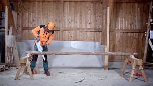 Jagdeinrichtungen sind unerlässlich für eine sichere und erfolgreiche Jagd. Tobi und Wolfi zeigen heute in unserem neuen Tutorial wie man selbst ein offenes Bockgerüst bauen kann und auf was es beim sicheren Bau ankommt. Hochsitz selbst bauen leicht gemacht mit unserer Anleitung zum downloaden: www.baysf.de/jagdeinrichtung | Bayerische Staatsforsten