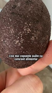 🍷 Cine mai folosește colorant alimentar în 2025? Când poți să vopsești ouăle… cu VIN ROȘU! Natural, elegant și strălucitor - dar trebuie să recunosc că până să îmi iasă am încercat cu 3 vinuri diferite, nu voi da numele celui câștigător ca să nu îl fac un vin "ieftin". În plus imediat după ce sunt fierte, ouăle iau o culoarea roșiatică care se inchide la culoare pe cum stau mai mult în vin. desigur imediat după ce fierb nu sunt strălucitoare. ✔️ Ai nevoie de: ✔️ 1 sticlă de vin roșu (sec sau de
