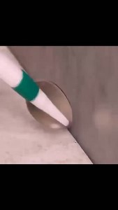 თუ სილიკონი გაქვთ წასასმელი და ხელსაწყო არ გაქვთ, გამოიყენეთ ეს ძველი კოვზის ხრიკი, რომელიც Pinterest-ზე ვნახე! 🥄 ის უზრუნველყოფს იდეალურად სწორ და სუფთა კუთხეს. გამოსცადე და დამითაგე შედეგი! 👇 #სილიკონი #ლაიფჰაკი #რემონტი #dıy #ხრიკები #კოვზი #გააკეთეშენით | Home Journey