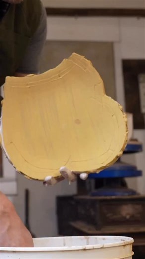 Pottery making Applying white clay slip #takuroshibata #potterymaking #makingpottery #process #whiteslip #kohiki #platter #wheel #starworksclay #potterystudio #shimpowheel #electricwheel #studiotouya #potterywheel #potterytool #ろくろ ＃陶芸 #アメリカ粘土 #ノースカロライナ | Takuro Shibata