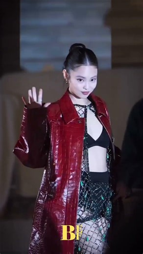 All eyes on Jennie. 🖤 #jennierubyjane steps out for the Fall 2026 show at #parisfashionweek !!