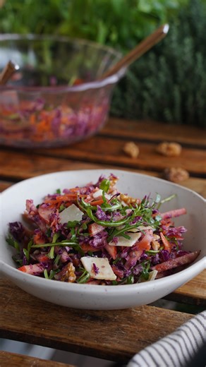 Núria Bartolomé | Recetas saludables 🍉 on Instagram: "Receta de ✨ENSALADA DE INVIERNO✨ De col lombarda, zanahoria y manzana con vinagreta de naranja y nueces🩷 Una ensalada de temporada que es diferente y maravillosa. Aquí tienes una receta de ensalada con una combinación de sabores y aromas redonda. Cada uno de los ingredientes combina mejor que con el anterior. La col lombarda con la manzana hace una pareja de lujo (❗️tienes una cremita por aquí con estos ingredientes). Zanahoria + lombarda,