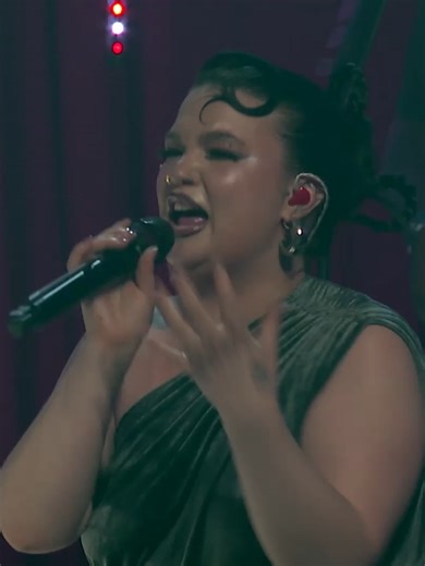 Lola Young performs at Elton John's AIDS Foundation Academy Awards Viewing Party. Credit: Getty Images for Elton John AIDS Foundation #lolayoung #eltonjohn #oscars