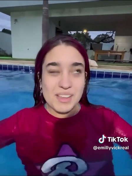 Passamos a noite na piscina.. - PARTE 2 #emillyvickof #dosrosa #emillyvick