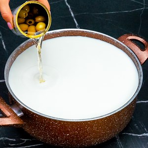 Versez la saumure d'olive dans le lait ! Fromage maison selon une recette rare Ingrédients: lait - 6 litres eau - 100 ml sel - 10 g saumure d'olive - 200 ml olive - 100 g Cuire à feu moyen pendant 15 min AU FRIGO 2 H | Savoureux.tv