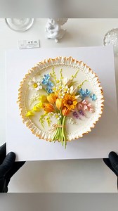 Sun-Kissed Garden” – Bean Paste Flower Art Cake #BeanPasteFlowers #FlowerCakeArt #KoreanStyleCake #EdibleBouquet #CakeDecoration #ButtercreamArt #FloralCake #PastelCake #CakeOfTheDay #BloomOnCake #SugarArtistry #CottageCoreCake #CakeInspiration #CakeLover #HandmadeCake #PipingFlowers #SpringVibes #DelicateDesserts #ElegantCakes #SunKissedBloom 🌼🌿💛🎂 | HidaMari Cooking