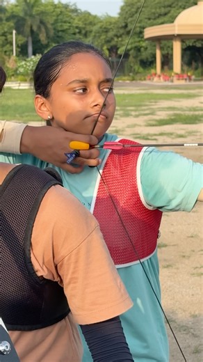 Akshita & Jayati’s Archery Practice 🏹🎯 | Perfect Aim & Arrow Shooting 🔥 #Shorts