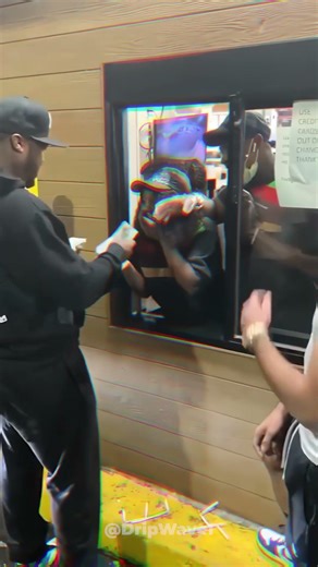 50 Cent’s $30,000 tip shocked everyone 🤐💸