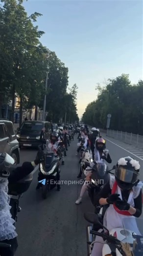 Екатеринбург ЧП / ДТП on Instagram: "🏍 По Екатеринбургу промчались байкеры в костюмах выпускников Яркий мотопробег вчера стартовал с площади 1905 года — участники поздравили тех, кто только окончил школу. Некоторые байкеры подошли к образу творчески: девушки были в школьных фартуках и бантах. ❤️ – спасибо креативным горожанам за праздничное настроение!"
