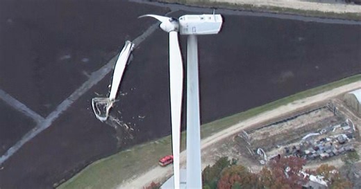 Wind turbine blade breaks off in Plymouth, Massachusetts, lands in… | Ozgur Y.