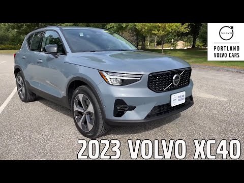 2023 Volvo XC40 Plus Dark in Thunder Grey Metallic / Walkaround with Heather