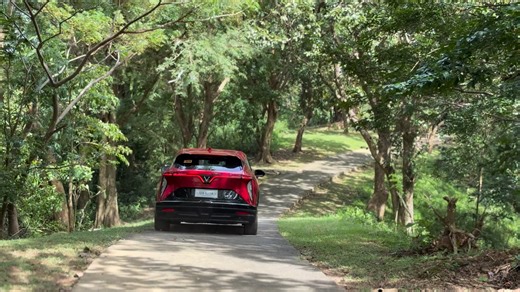 From Pasay ➜ Batangas ➜ Oriental Mindoro ➜ Puerto Galera ➜ back to Batangas City… All in ONE FULL CHARGE Drove the VF7 Plus with its almost 500km range, 75 kWh battery, and 500 Nm of torque, and honestly iba yung feeling. Smooth, quiet, and effortless kahit saan mo dalhin. We boarded the ferry in Batangas City and the moment we hit the beautiful and winding roads of Puerto Galera, the VF7 handled everything with confidence. Walang bitaw, walang worry. Just pure, enjoyable driving with the scener