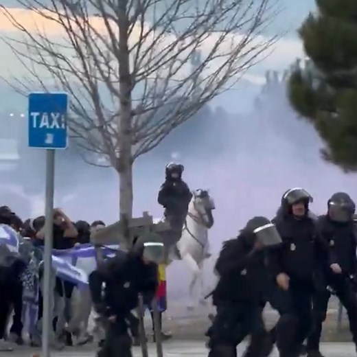 La llegada de ULTRAS SUR al Metropolitano !! https://youtu.be/X_AbUSxe8so | FORO MDM
