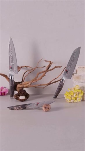 The MIYABI Iki is the ultimate expression of uncompromising craftsmanship. Forged through 130 meticulous steps by master artisans, it delivers precision in its purest form. Featuring a stunning 49-layer moonlight Damascus blade, a traditional Shinogi grind, and a hand-shaped dark maple handle for exceptional balance and control — this is more than a knife. It’s an experience. Have you experienced precision at this level? 🔪 Tap the link in our bio to discover the best prices on MIYABI all year r