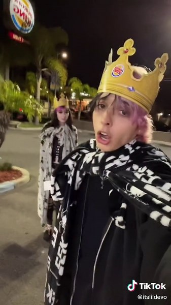Burger King and queen 🤴🏻👸🏻 #burgerking #fyp #burgerqueen #itslildevo #foryou