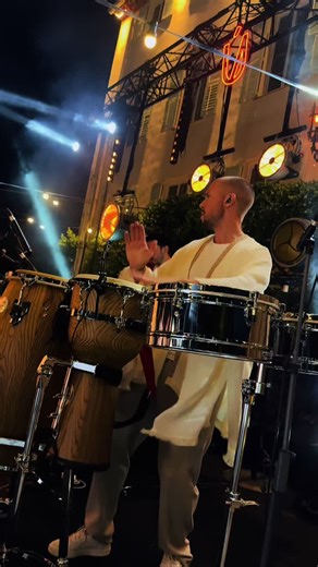 The rhythm takes over through his hands as he moves from skin to skin, metal to wood, driving the night forward without ever losing control. It’s more than percussion, it’s the pulse of the celebration, the force that keeps the crowd locked in and pushes the energy higher with every strike. #ÚmanaSounds #Wedding #FrenchRiviera #HouseMusic #fyp