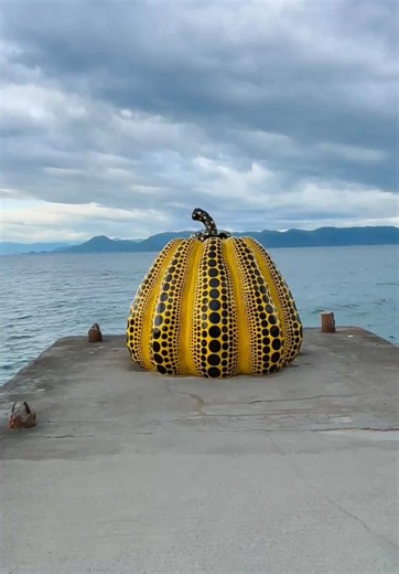 Imagine a quiet fishing village where world-class modern art meets the Seto Inland Sea. We explored underground museums designed by Tadao Ando and stood face-to-face with Yayoi Kusama’s iconic pumpkins. It feels like a living dream. 📍 Must-visits: Chichu Art Museum (Book ahead!) Yayoi Kusama Pumpkins (Red & Yellow) Art House Project in Honmura Add this peaceful creative haven to your Japan bucket list! 🇯🇵 #Naoshima #ArtIsland #JapanTravel #YayoiKusama #TadaoAndo