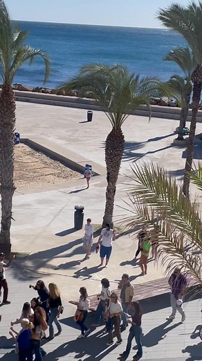 Pure Mediterranean joy in motion 🎶☀️. The Paseo Marítimo is alive with music, dance, and sunshine 🎺saxophones by the sea, dancers on the sand, and laughter carried by the waves 🌊✨ A perfect 22°C day of joy, rhythm, and connection in #EnchantingTorrevieja♥️ | Enchanting Torrevieja