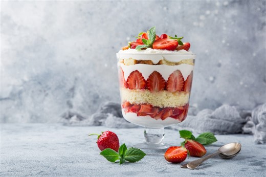 Don’t throw away leftover cake! Here’s how to turn it into a pretty cake parfait