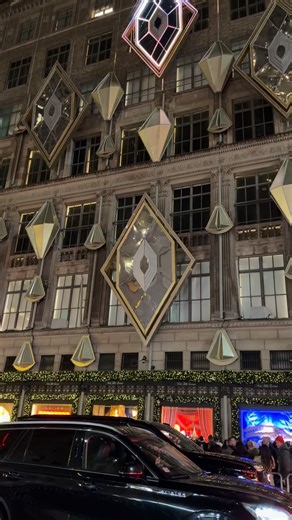 Every holiday season, Saks Fifth Avenue transforms its iconic Fifth Avenue flagship into a dazzling Christmas light spectacle. ✨ Set to festive music, the synchronized light show illuminates the building’s historic façade, drawing thousands of visitors each night and marking one of New York City’s most beloved holiday traditions. 🎄 A true symbol of the magic of Christmas in NYC — and a must-see during the holiday season. #saksfifthavenue #5thavenue #christmastree #christmastime | TurkofAmerica 