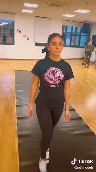 Catwalk class with our No1 School Of Models Level 3 Girls 👠