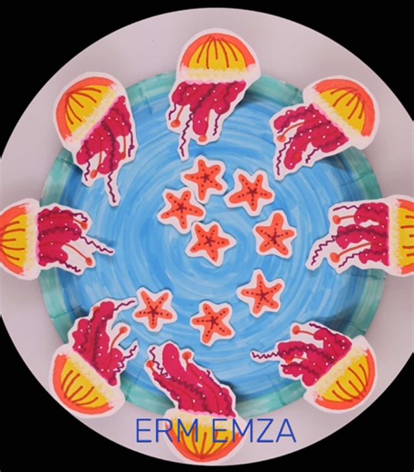 My phenakistascope from experimental animation class! Very happy with how colorful it turned out🪼🌈 #phenakistoscope #zoetrope #animation #experimentalanimation