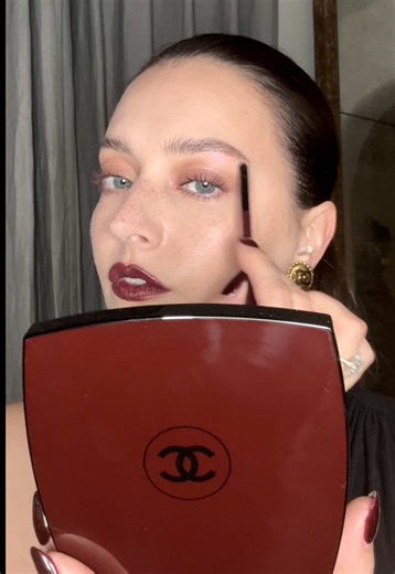 Rouge Noir on repeat ♾️ playing with the limited edition collection inspired by all the facets of the classic Rouge Noir shade by @chanel.beauty | Products 🔗 in my bio! Products used: ROUGE ALLURE VELVET Luminous Matte Lip Colour in Rouge Noir LES PINCEAUX ROUGE NOIR Collection of 3 Makeup Brushes OMBRE ESSENTIELLE Multi-Use Longwearing Eyeshadow in Brun Rose ULTRA LE TEINT LE CORRECTEUR Ultrawear All-Day Comfort Flawless Finish Concealer in B20 POUDRE UNIVERSELLE LIBRE Natural Finish Loose Pow