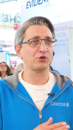 Digitale Integration statt Insellösungen – so lösen unsere Partner die echten Praxisprobleme. KI-Dokumentation während der Behandlung? Automatische Bonitätsprüfung? Digitale Patientenaufnahme? Das alles gibt es bereits – intelligent angebunden an EVIDENT. Unsere Kooperationspartner zeigen im Video, wie sie konkrete Schmerzpunkte deutscher Praxen anpacken. Der Clou: Alle diese Innovationen arbeiten perfekt mit EVIDENT zusammen. Sie müssen nicht zwischen 10 verschiedenen Systemen jonglieren. Live 