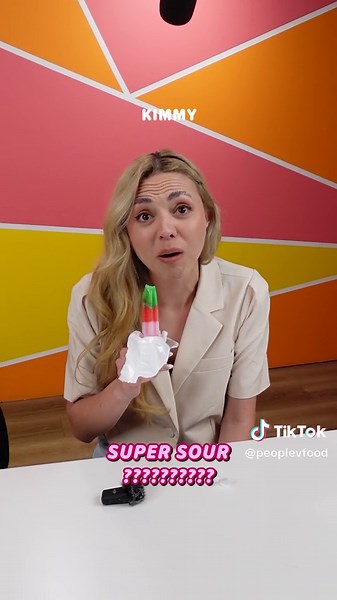 Sour Strawberry Bomb Pop Extreme: A Colorful Taste Sensation!