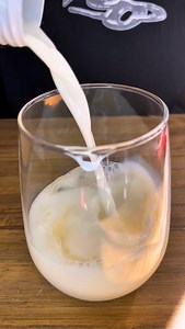 Café frío 250gr de miel 20gr de café instantáneo 50ml de agua caliente Fácil, cremoso y súper fresco con mucho hielo #receta #cafefrio | Estamos Alhorno