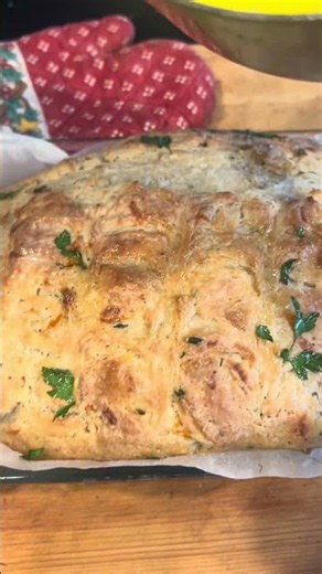 Quick garlic bread 🍞 #homemaker #inthekitchen #bakingbread #cooking