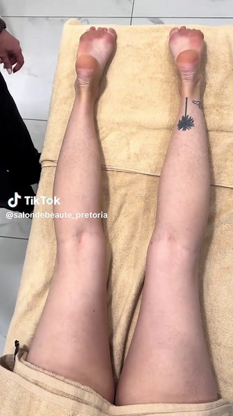 Full Leg Waxing Service at Salon de Beaute