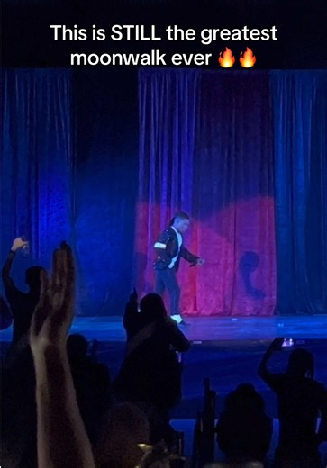 Best Moonwalk Ever: Michael Jackson Billie Jean Performance
