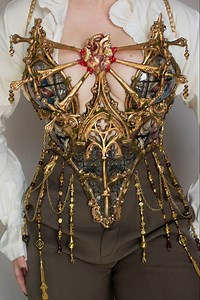 Een tijd geleden maakte ik mijn eerste 'stained glass' corset. Het werd hoog tijd voor een update! Daarom hier een vernieuwde versie die te huur is. Geïnteresseerd? stuur dan een berichtje. Het originele corset geef ik weg op mijn Patreon! Klik op de link voor meer informatie. https://linktr.ee/candymakeupartist #goth #gothic #fashion #Halloween #fantasy #cosplay #corset | Joyce Spakman