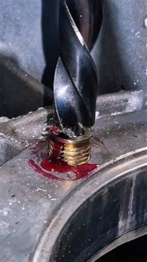 process of repairing damaged threads#shorts #engineering #working #mechanic #machine #diy