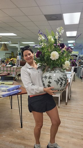 ✨ It’s the little details that truly make a home shine. ✨ Today was a good day. 🌸 We got up early and headed to the farmer’s market to find the perfect flowers for our client. Aubrey and I spent the day staging, rearranging, and finishing all the final touches of a home we’ve been working on since early summer. It’s always so rewarding to see a project come together—those finishing details truly make a room. Listening closely to our client’s needs and wants allowed us to style the space in a wa