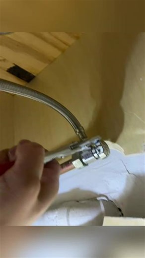 今天来到客户家。 完成一套厨房设备的升级——安装食物垃圾处理器 更换厨房水龙头。 我们做的不只是安装，而是一整套标准化施工流程。🔧 垃圾处理器安装从接口检查。 到密封处理，每一个连接点都确保牢固。 防漏、可长期使用。 🚿 水龙头更换拆旧、清洁、安装、调试，保证水压正常、无渗漏、使用顺畅。 我们特别在意的。 是这些“看不见的细节”：✔️ 接口密封是否规范✔️ 管道是否受力合理✔