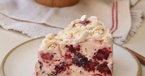 Torta helada con frutos rojos: la receta con crema y merenguitos de Estefi Colombo