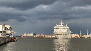 43K views · 280 reactions | VERHOLEN. So heißt es, wenn ein Schiff im Hafen den Liegeplatz wechselt. Am Abend verholte unsere EUROPA 2 von Blohm+Voss zum Cruise Center Altona. Erneut wird das Schiff Landstrom beziehen. Ziel ist die Zertifizierung durch die Klassifikationsgesellschaft DNV GL. So nutzen wir die Zwangspause sinnvoll. Wir hoffen, bald wieder Gäste an Bord begrüßen zu dürfen. #MSEUROPA2 #bestplaceatsea #wewillbeback | Hapag-Lloyd Cruises | Facebook