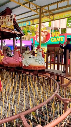 Selfie seru di atas chicken coop putih pink kuning berjejer keliling bersama #cocomelon